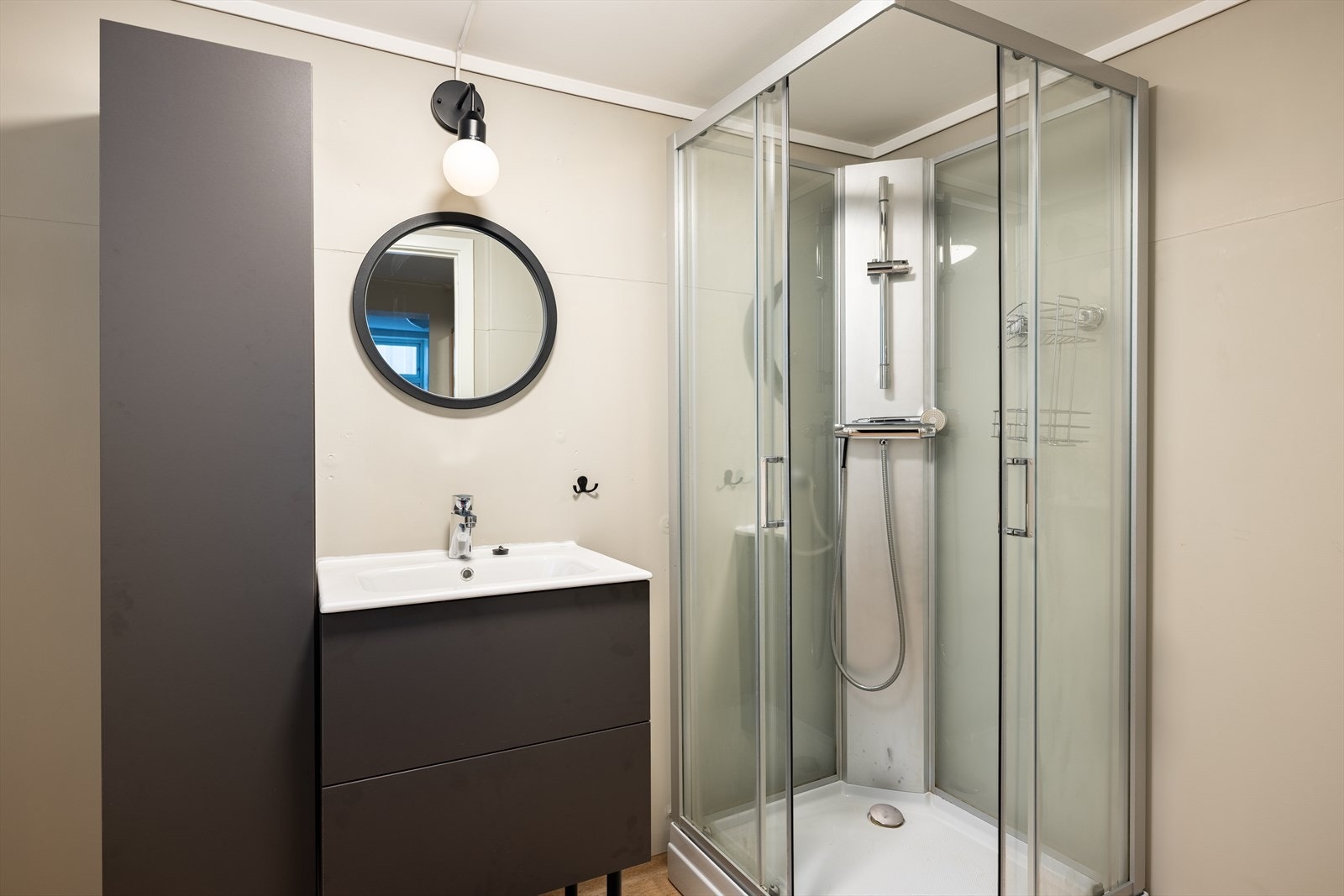 Baderomsinnredningen (servant og skap) ble skiftet i 2026. Galleribilde