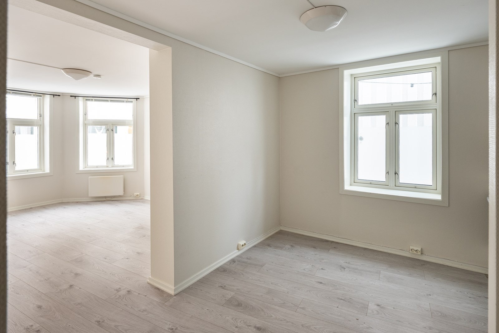 Gjennomgående for hele leiligheten, er rause vindusflater som sikrer rikelig med lysinnslipp. Galleribilde