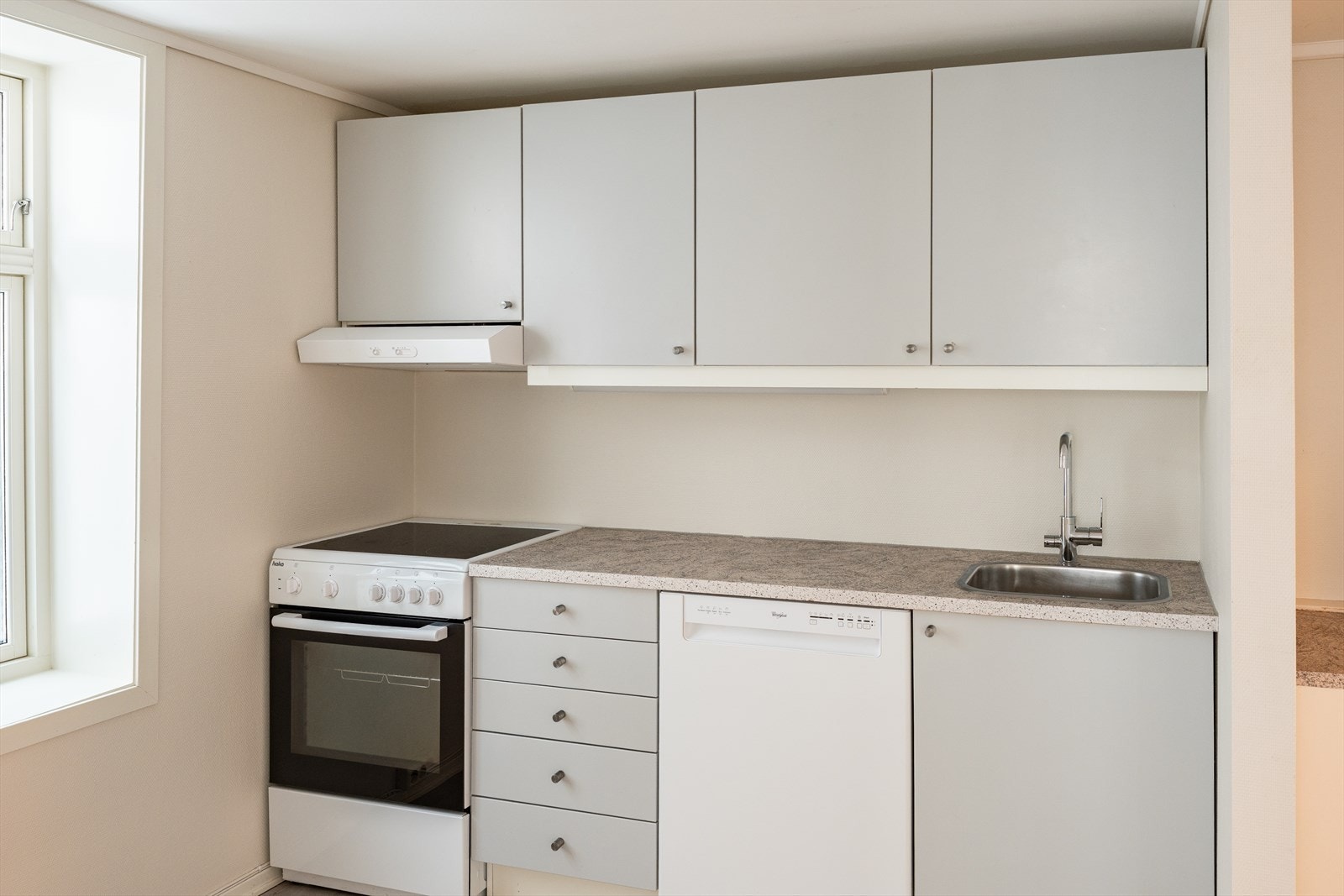 Hvitevarene, komfyr og oppvaskmaskin, medfølger handelen. Galleribilde