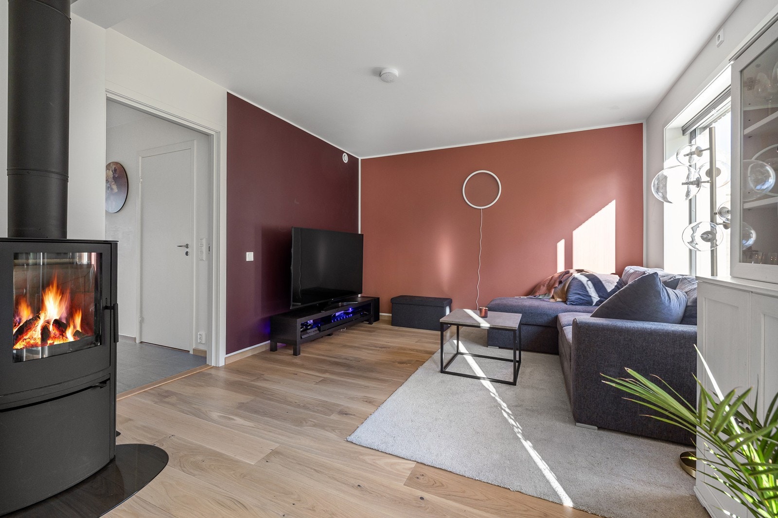 I stuen finner du en flott peisovn for vedfyring. Galleribilde