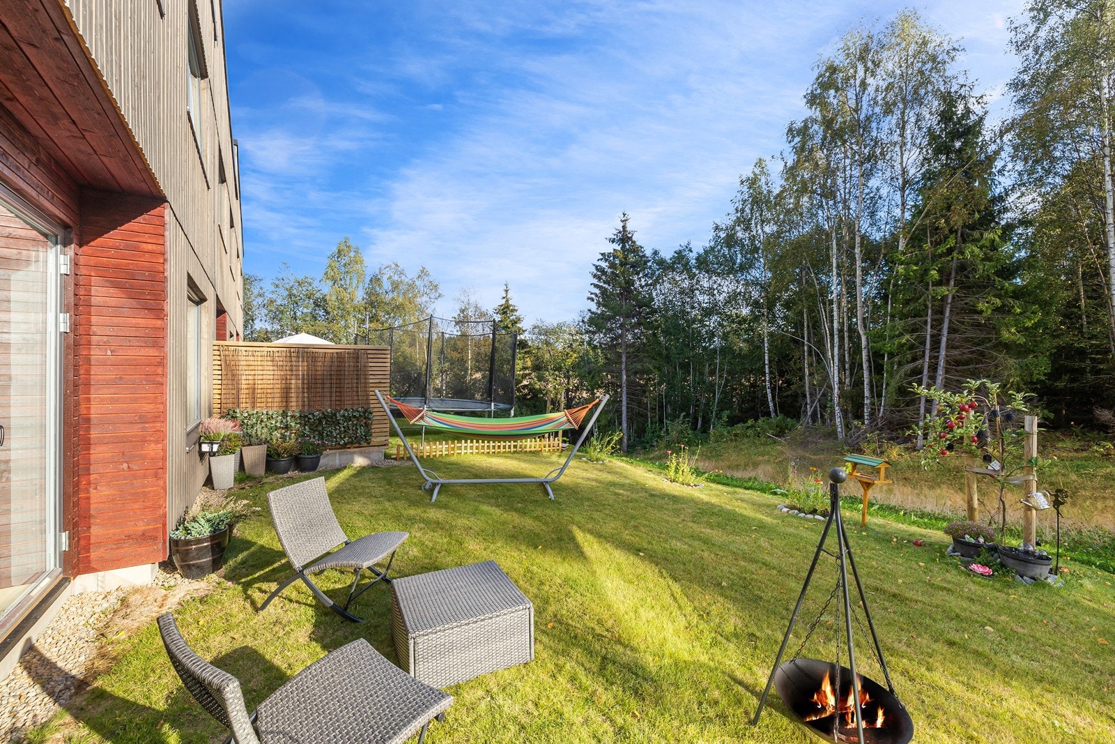 Hyggelig uteormåde med nærhet til skog og mark. Det er plantet et epletre i hagen, samt opparbeidet blomsterbed. Galleribilde