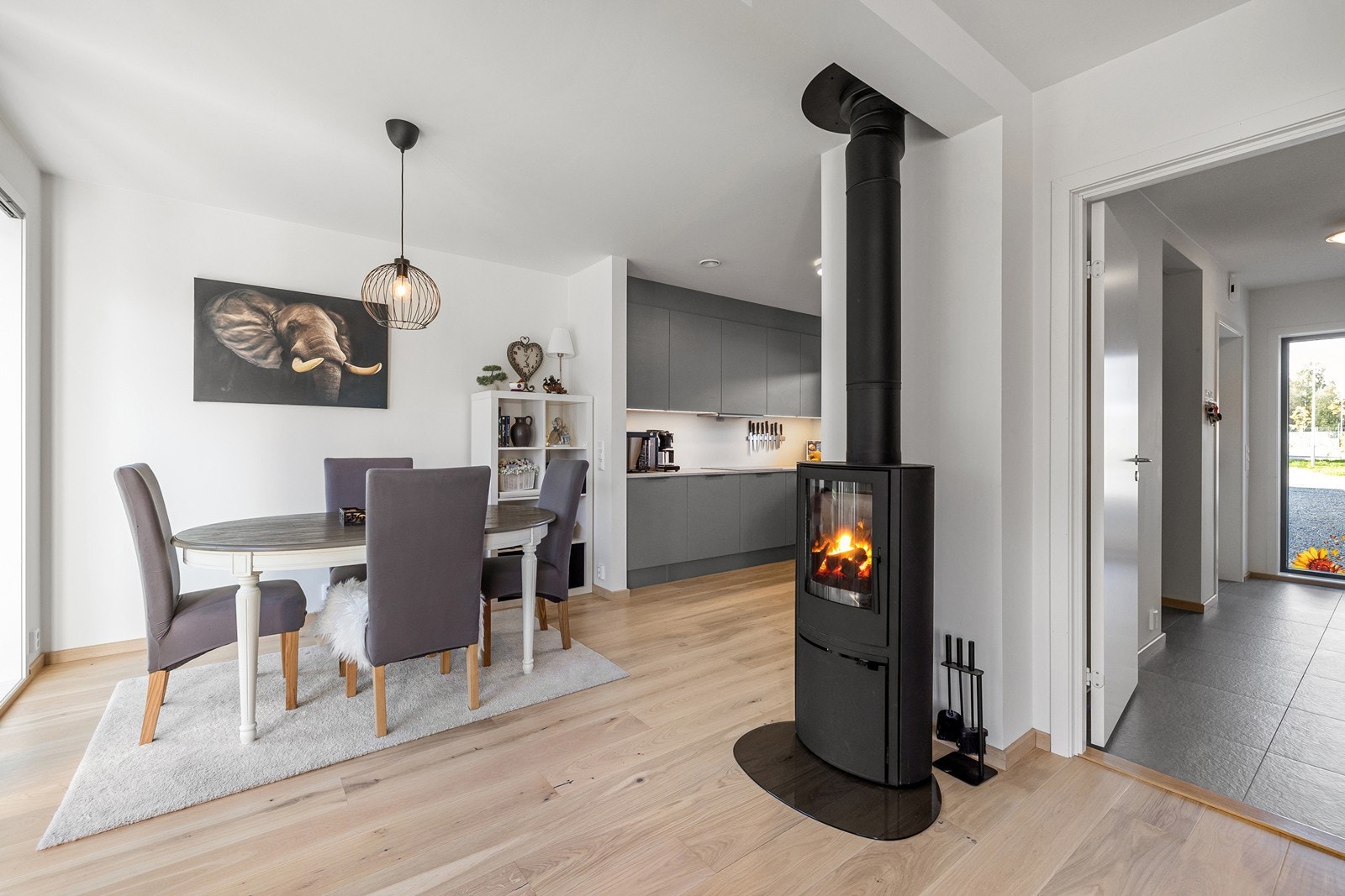 Spisestue og kjøkkendel. Galleribilde