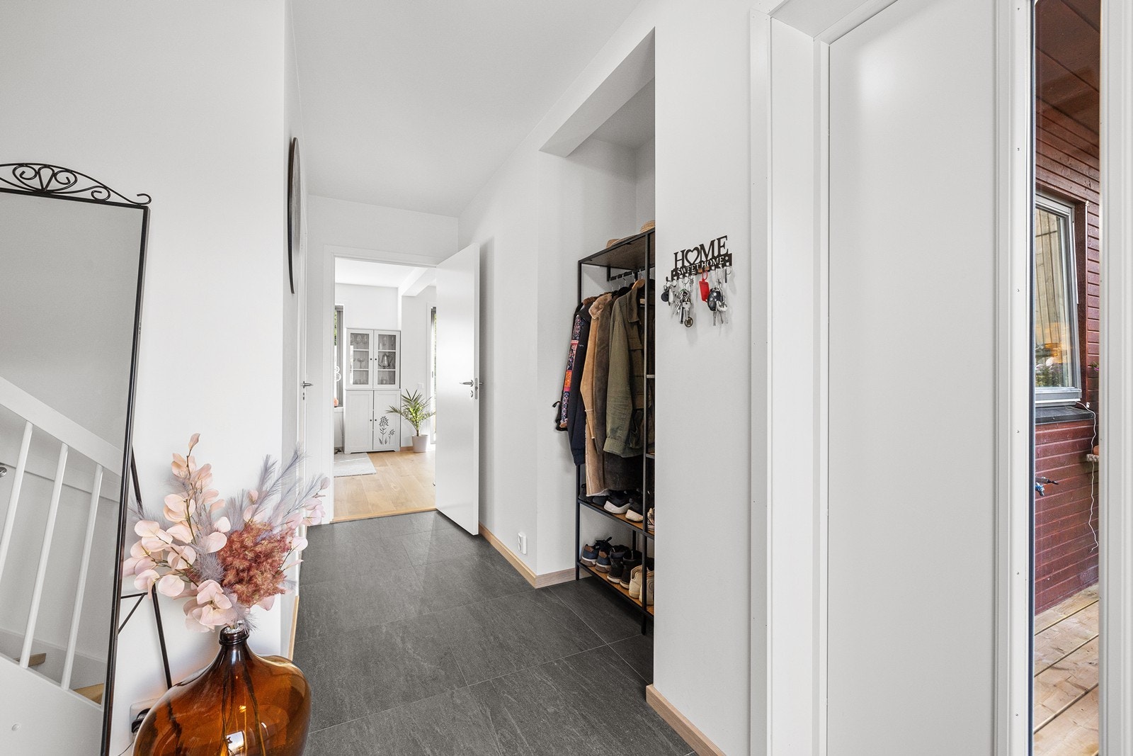 I entré er det god plass for å henge fra seg yttertøy og sko. Galleribilde