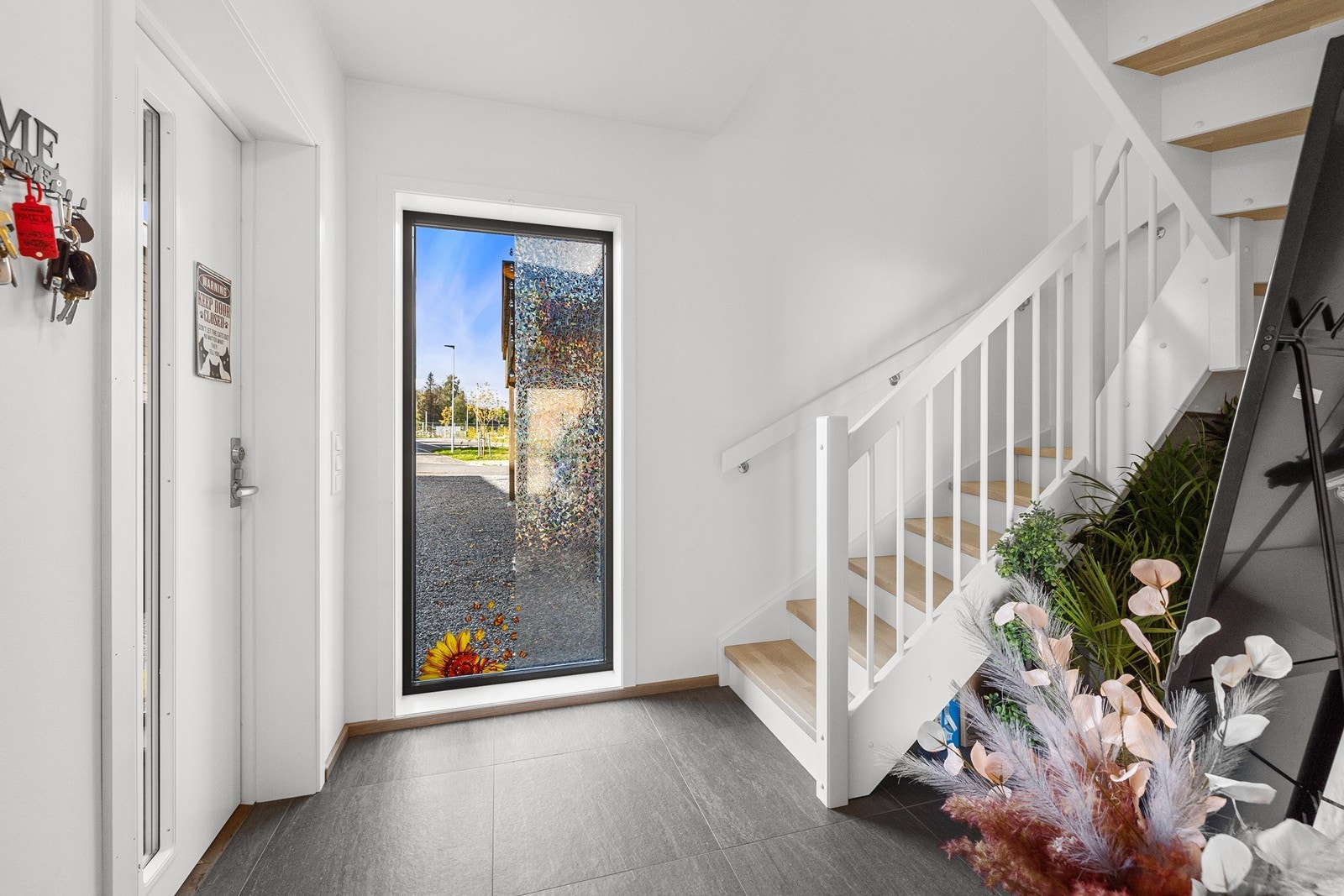 Romslig entré med gode lysforhold. Galleribilde