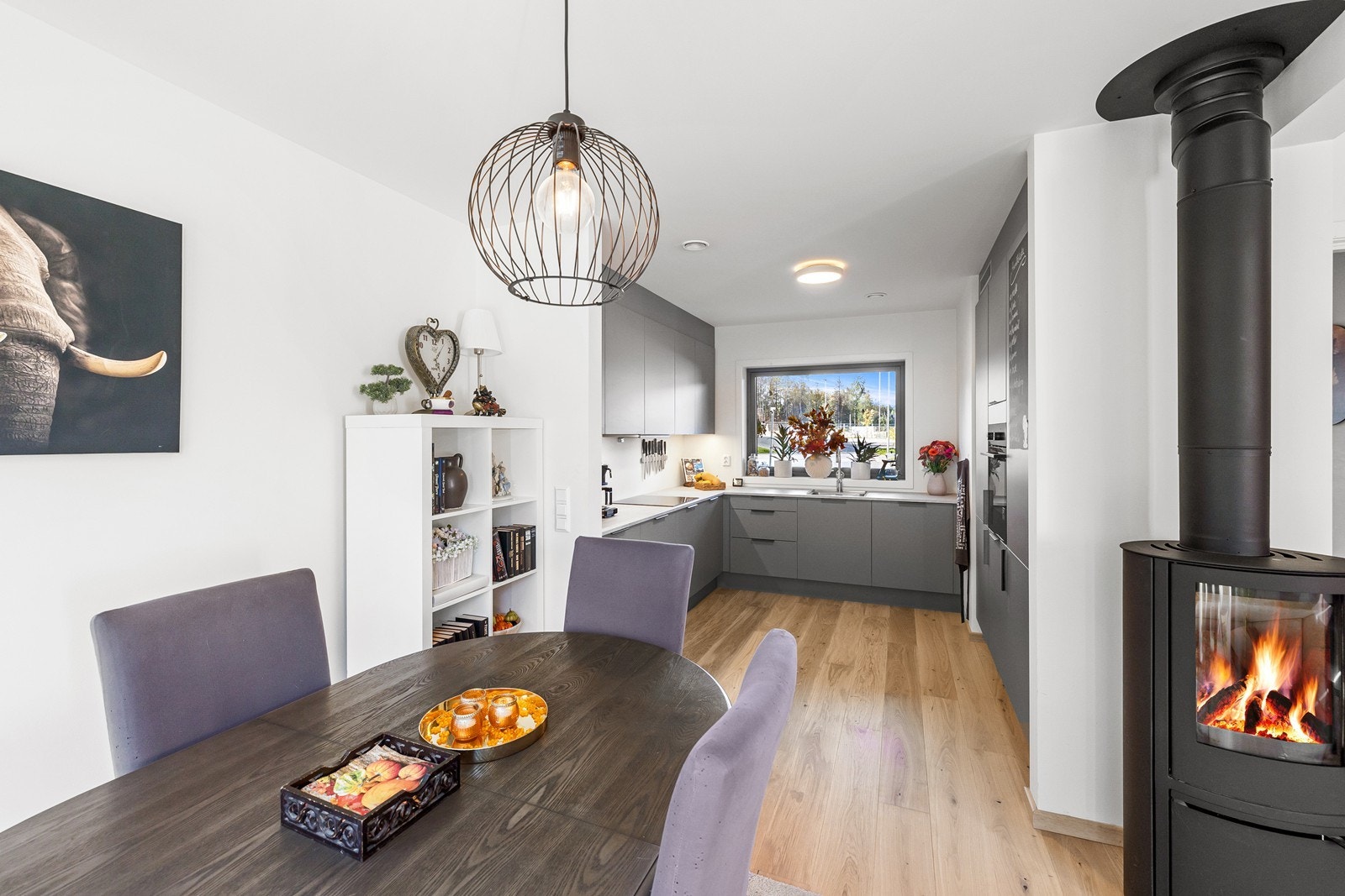 Fint kjøkken med god skap- og benkeplass. Galleribilde