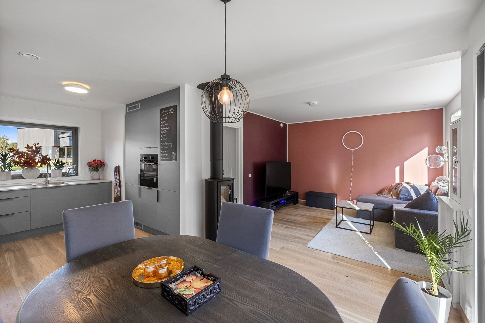 Stuen er i delvis åpen løsning til kjøkken. Galleribilde