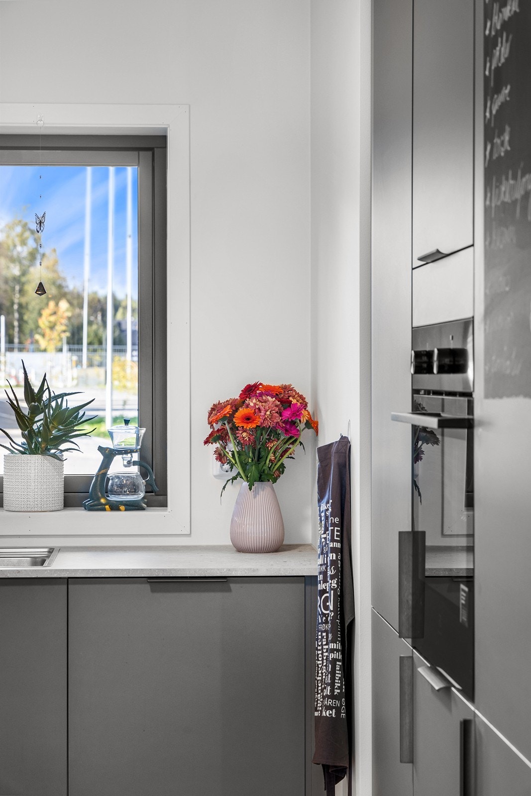 I kjøkkenet er det integrerte hvitevarer som medfølger, herunder stekeovn, platetopp, oppvaskmaskin og kombiskap. Galleribilde