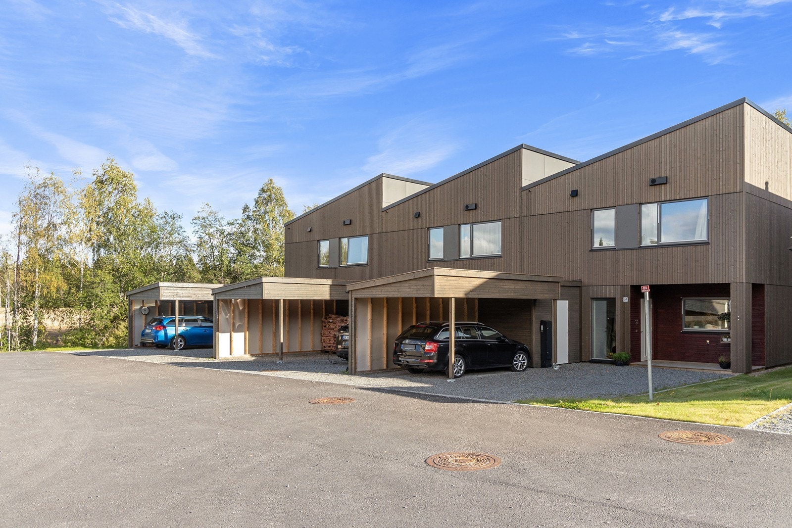 Foran boligen er det gruset gårdsplass med parkeringsmuligheter, samt tilhørende carport. Galleribilde