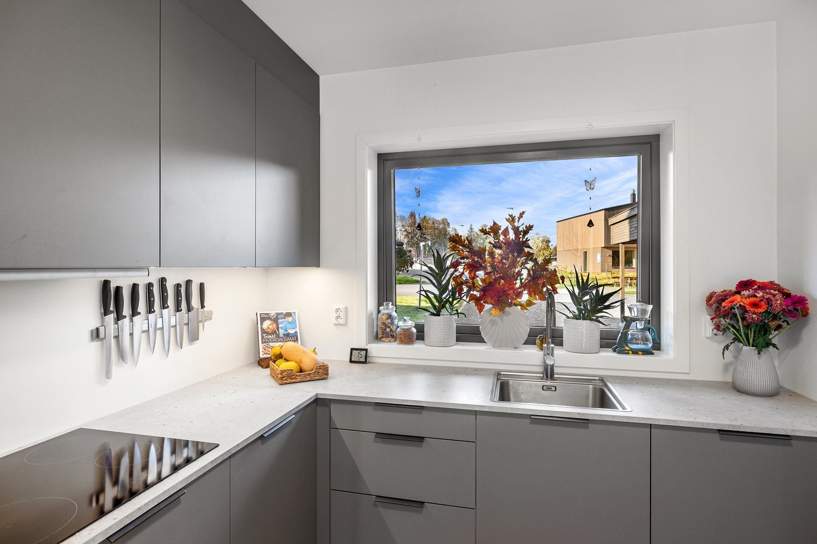 Kjøkkenet har tilgang på mye naturlig arbeidslys fra et stort vindu. Galleribilde