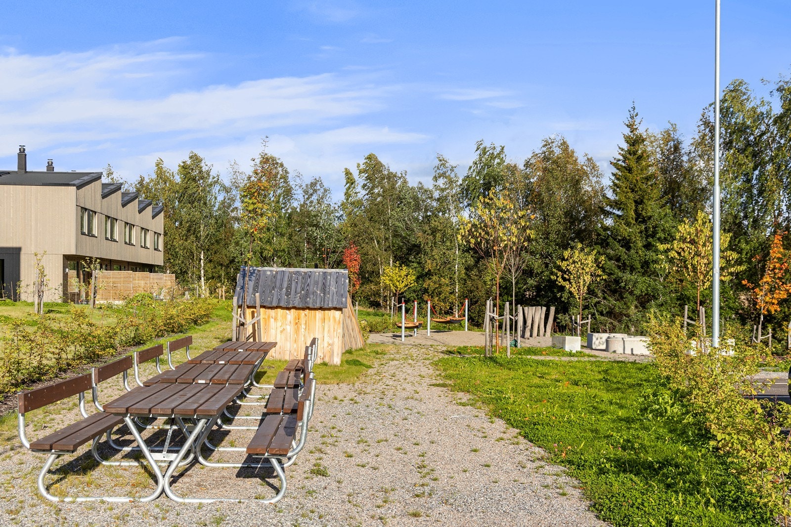 Fellesområde har også sittegrupper og er pent opparbeidet med beplantning. Galleribilde
