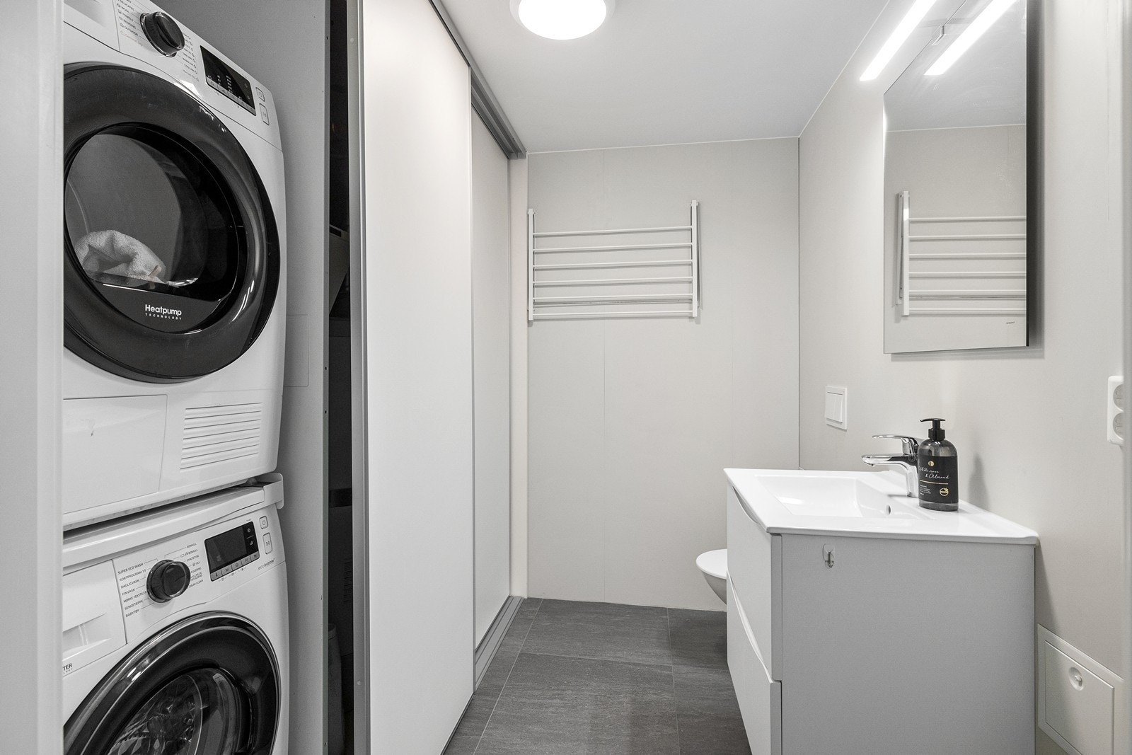 I 1. etasje finner du et kombinert toalettrom og vaskerom. Galleribilde