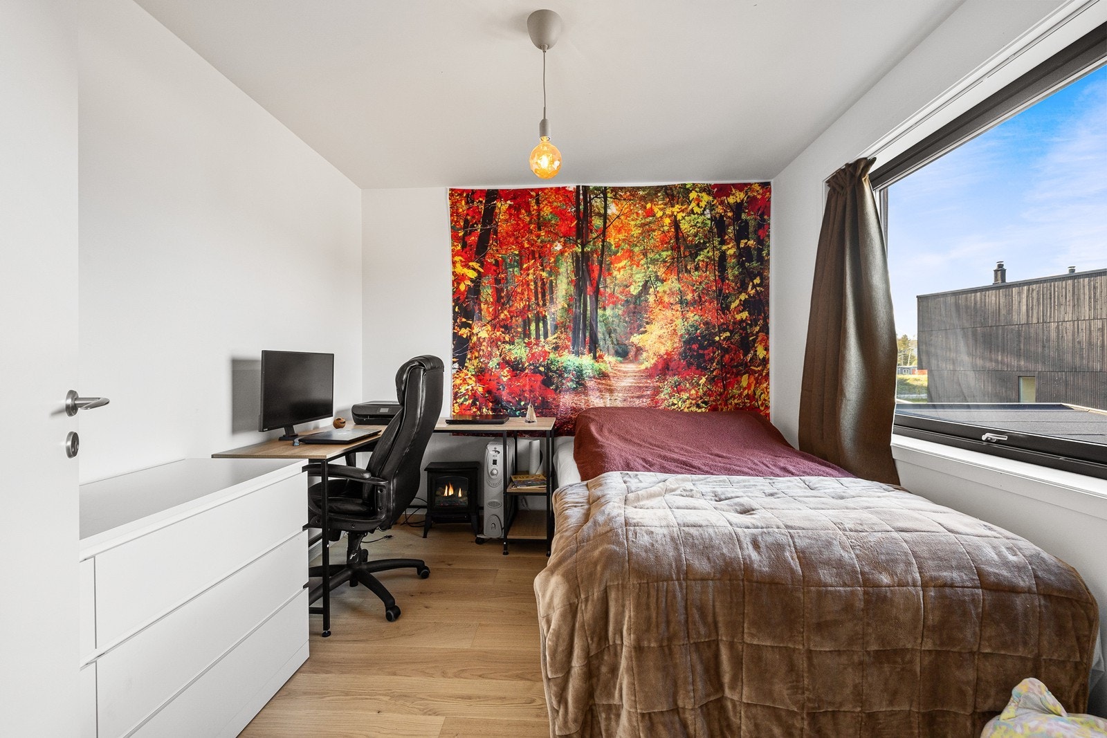 Romslig soverom med gode lysforhold og møbleringsmuligheter. Galleribilde