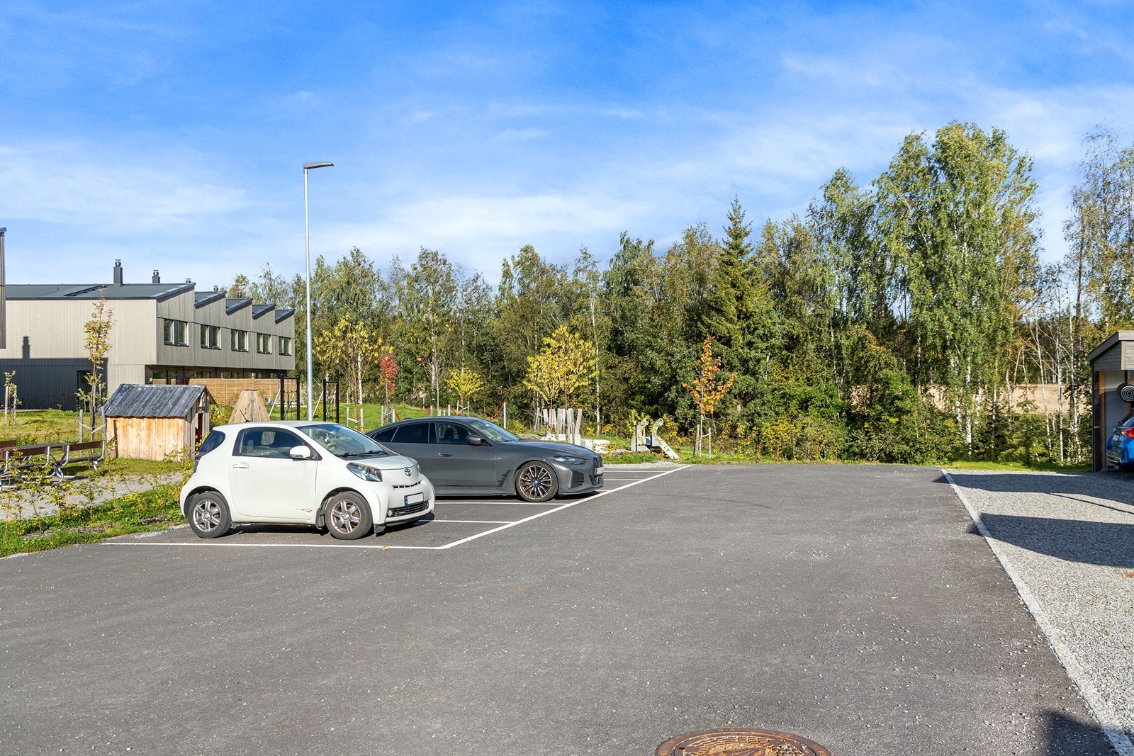 Felles gjesteparkering på sameiets tomt. Galleribilde