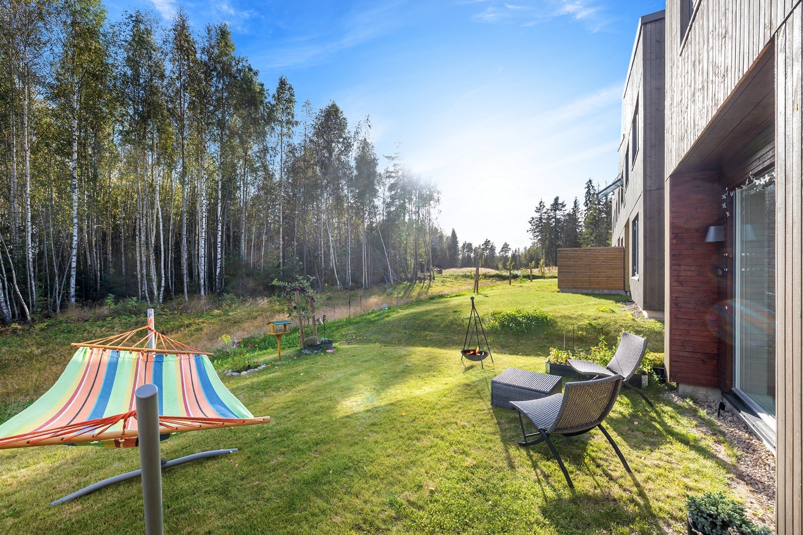 Hage med plass til utemøbler, og mulighet for å opparbeidet terrasseplatting om man ønsker dette. Galleribilde