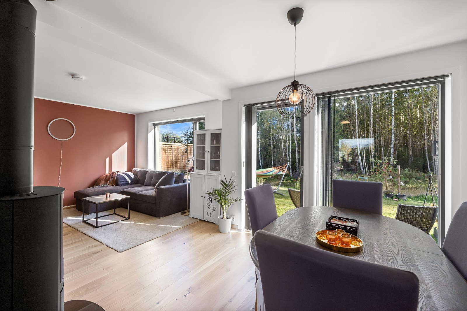 Flott stue med store vinduer som gir et godt naturlig lys. Galleribilde