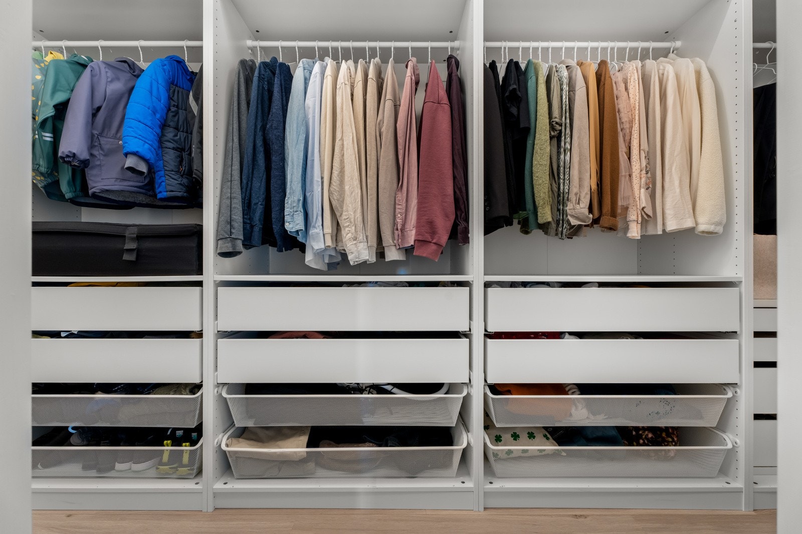 Garderobeløsning for hele familien i boden Galleribilde