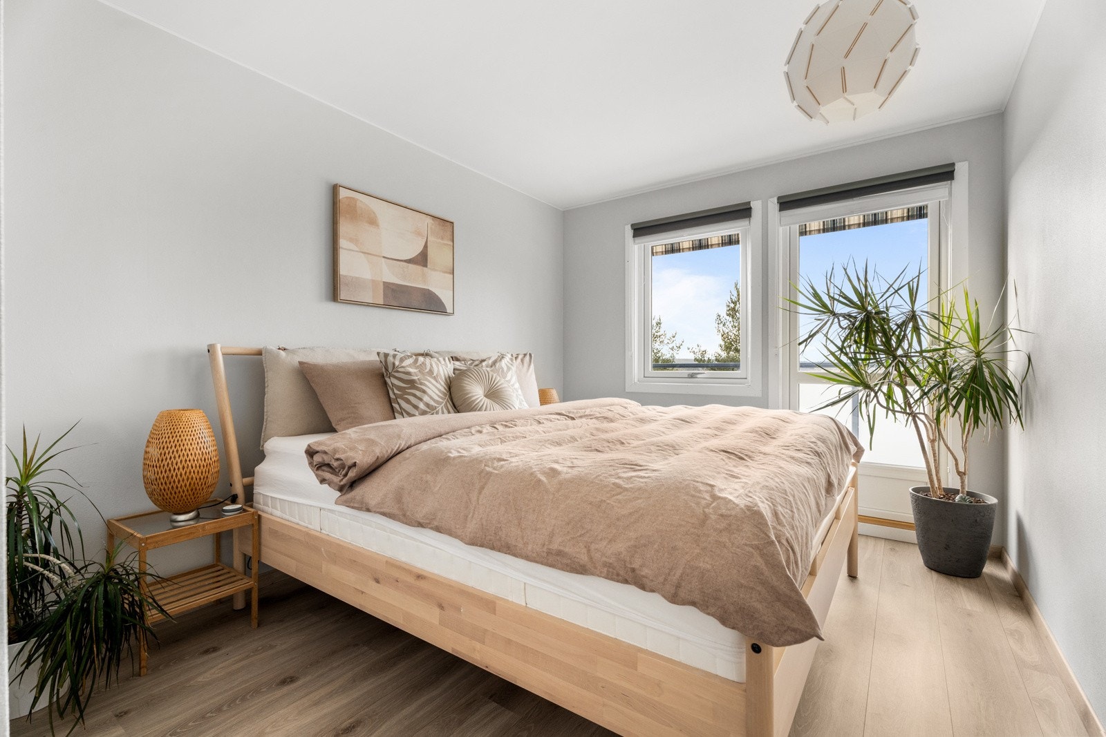 Det er totalt tre soverom, dette er hovedsoverommet med utgang til terrassen Galleribilde