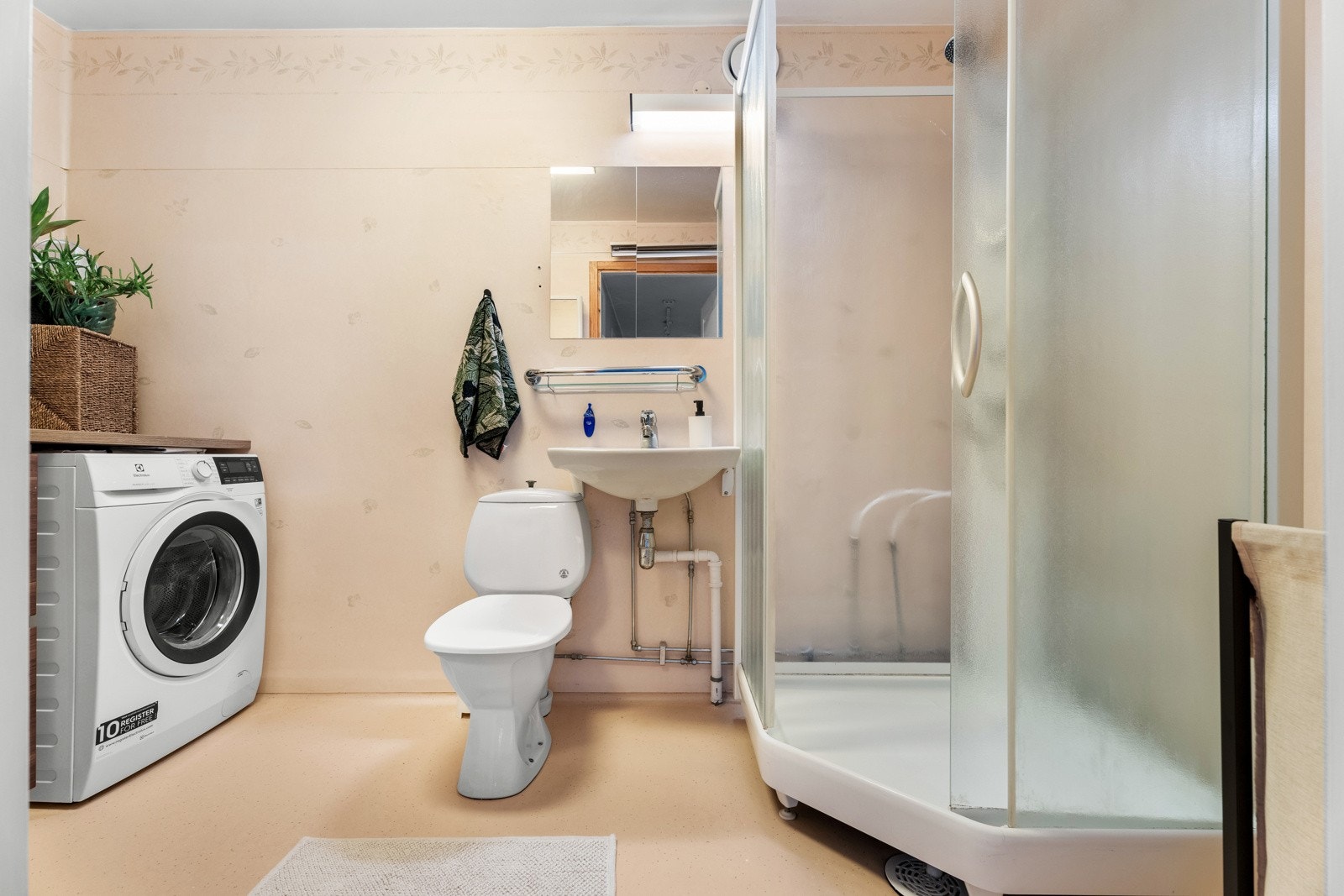 Bad/vaskerom fra byggeåret, men fungerer fint Galleribilde