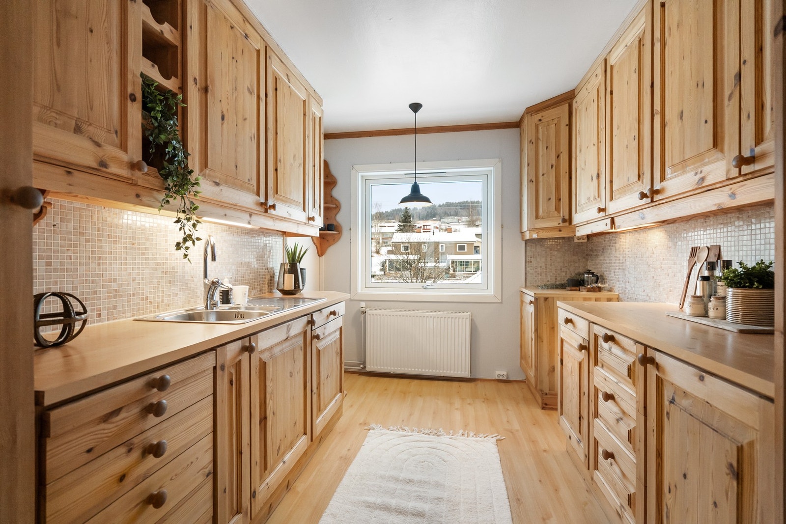 Kjøkken i eget rom med utsikt mot øst Galleribilde