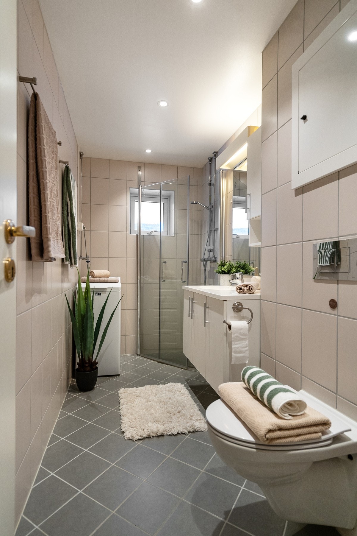 Lekkert baderom som ble renovert i regi av borettslaget i 2020 Galleribilde