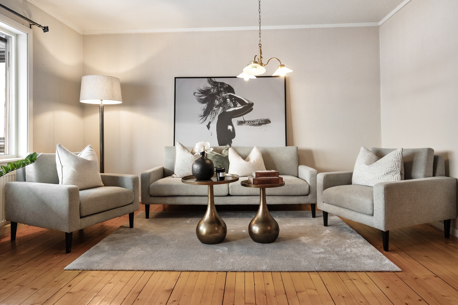 Romslig stue med gode møbleringsmuligheter Galleribilde