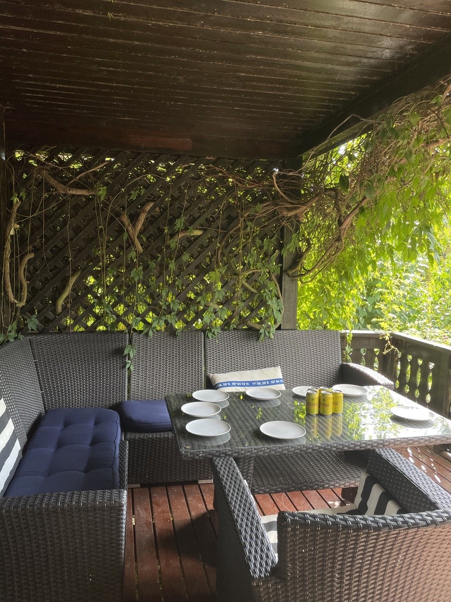 Vestvendt, overbygd uteplass Galleribilde