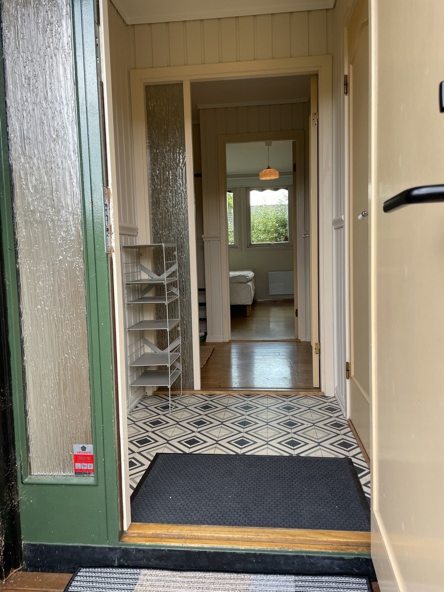 Vindfang med skohylle Galleribilde