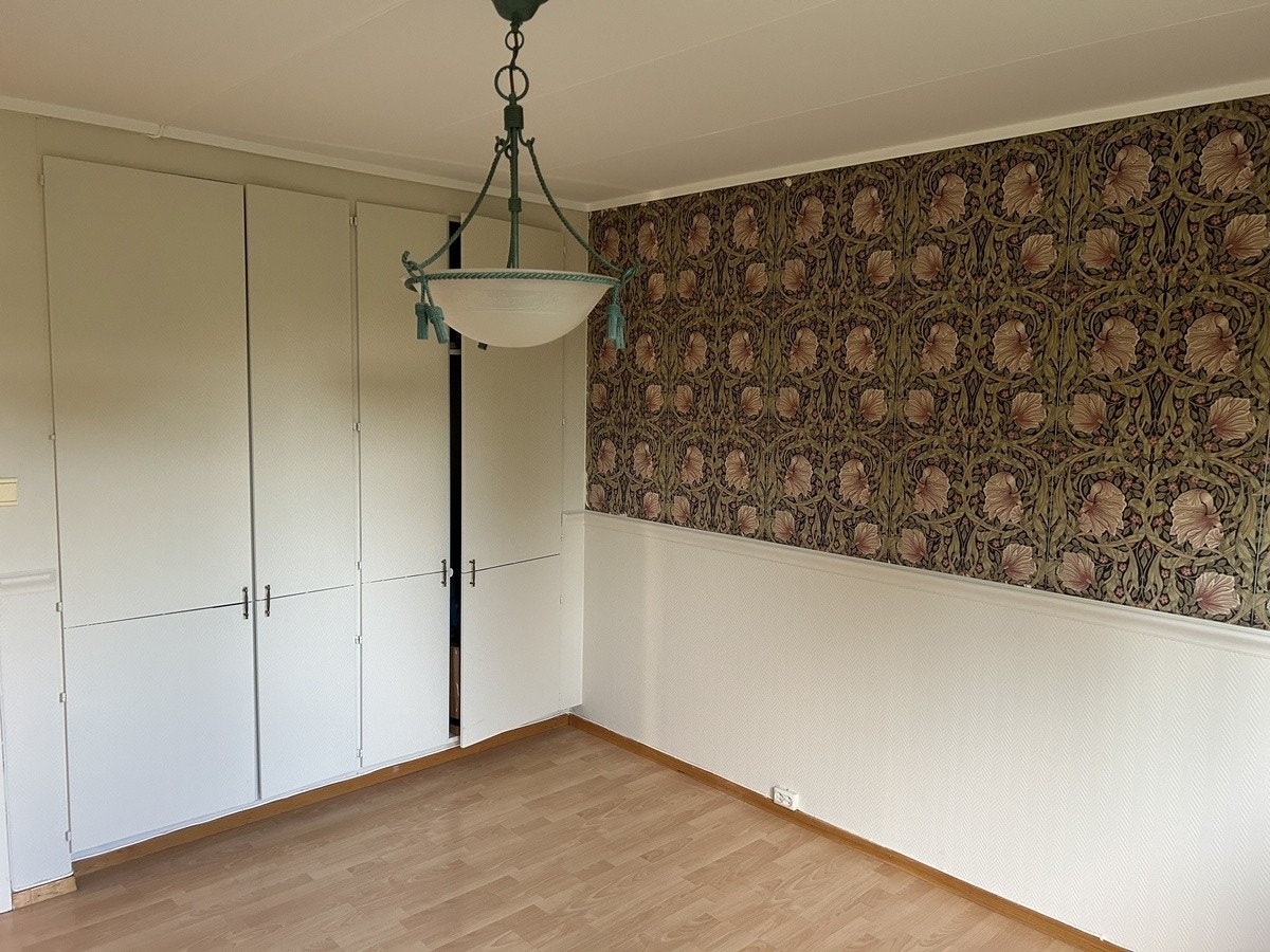 Soverom 2 - Det er mye garderobeplass i tillegg til egen bod. Rommet er malt og ny lampe Galleribilde