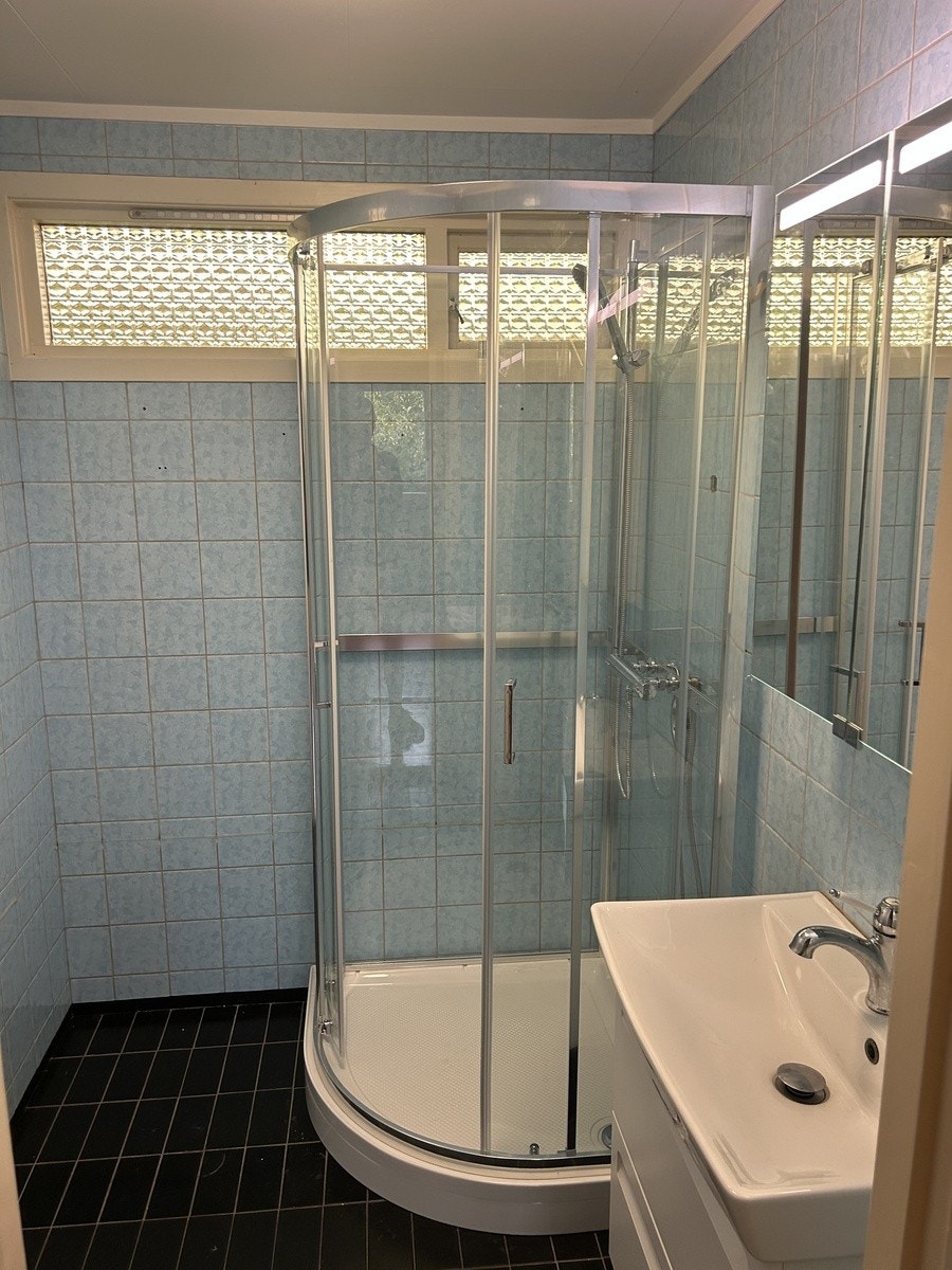 Bad 1. etg. Toalett er separat. Helt nytt dusjkabinett Galleribilde