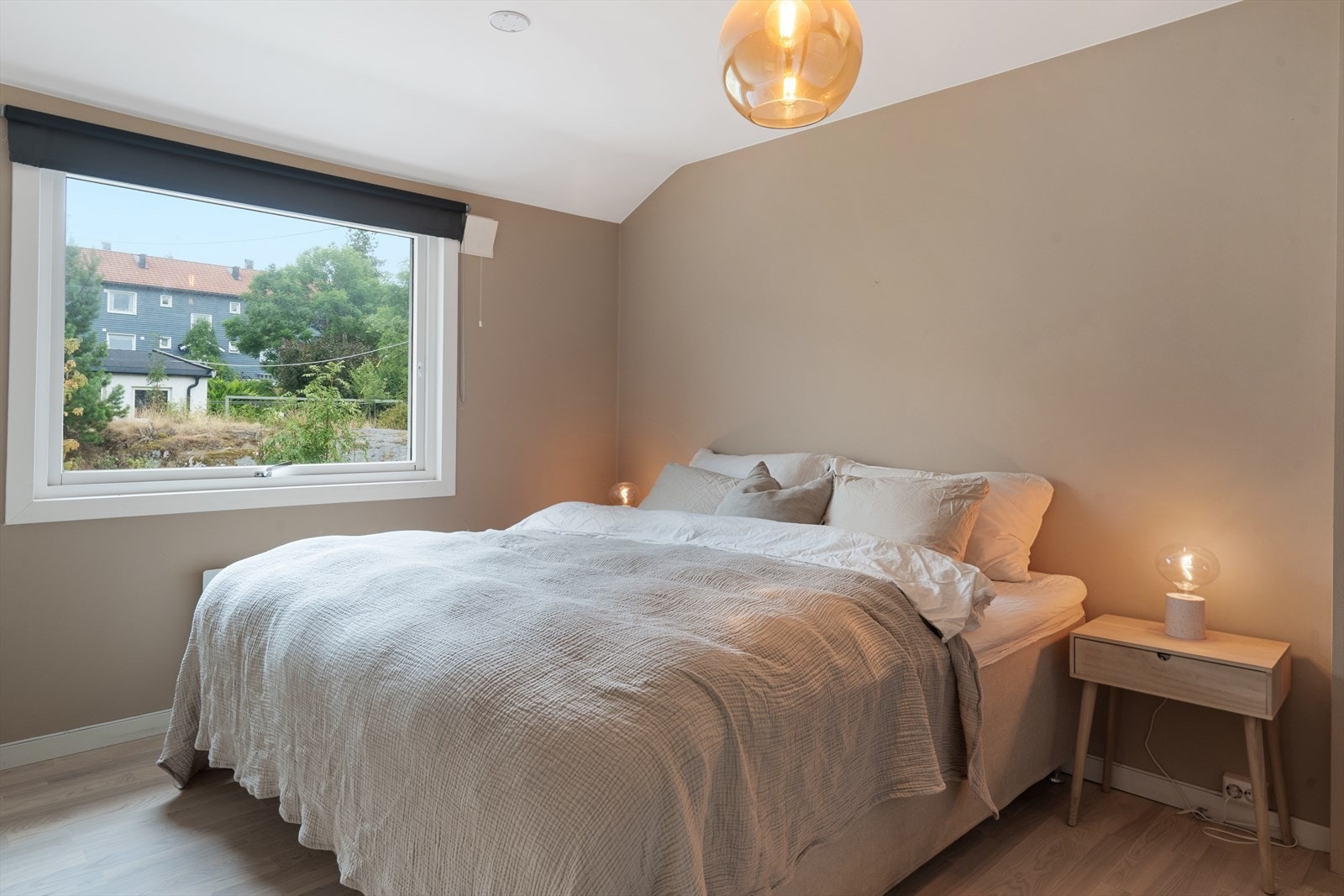 Hovedsoverom med lune farger og god plass til dobbeltseng og garderobeløsning. Galleribilde