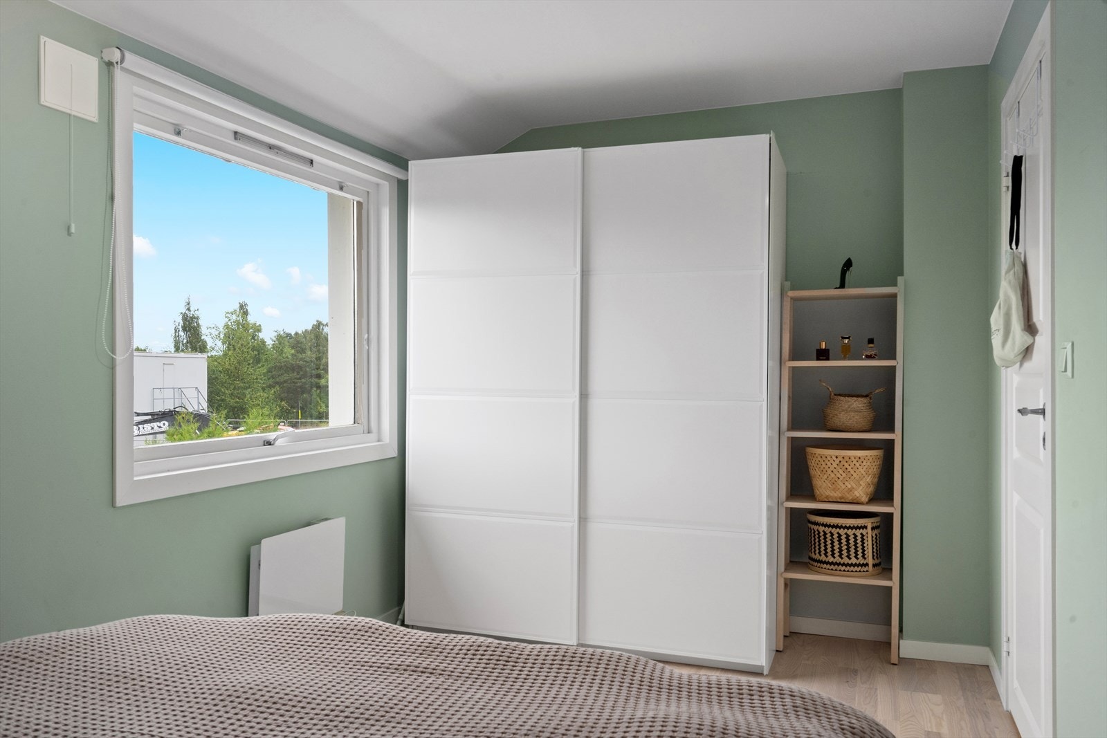 Soverommet har garderobeskap og plass for ekstra oppbevaring eller lekekrok. Galleribilde