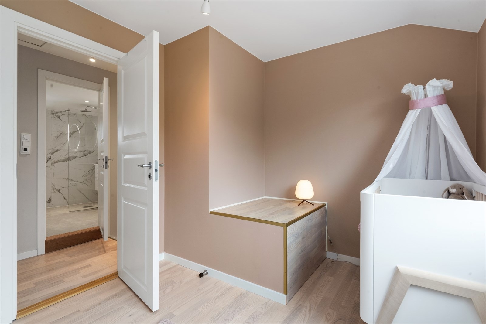 Barnerommet har lune farger og enkel tilgang til bad og øvrige rom. Galleribilde