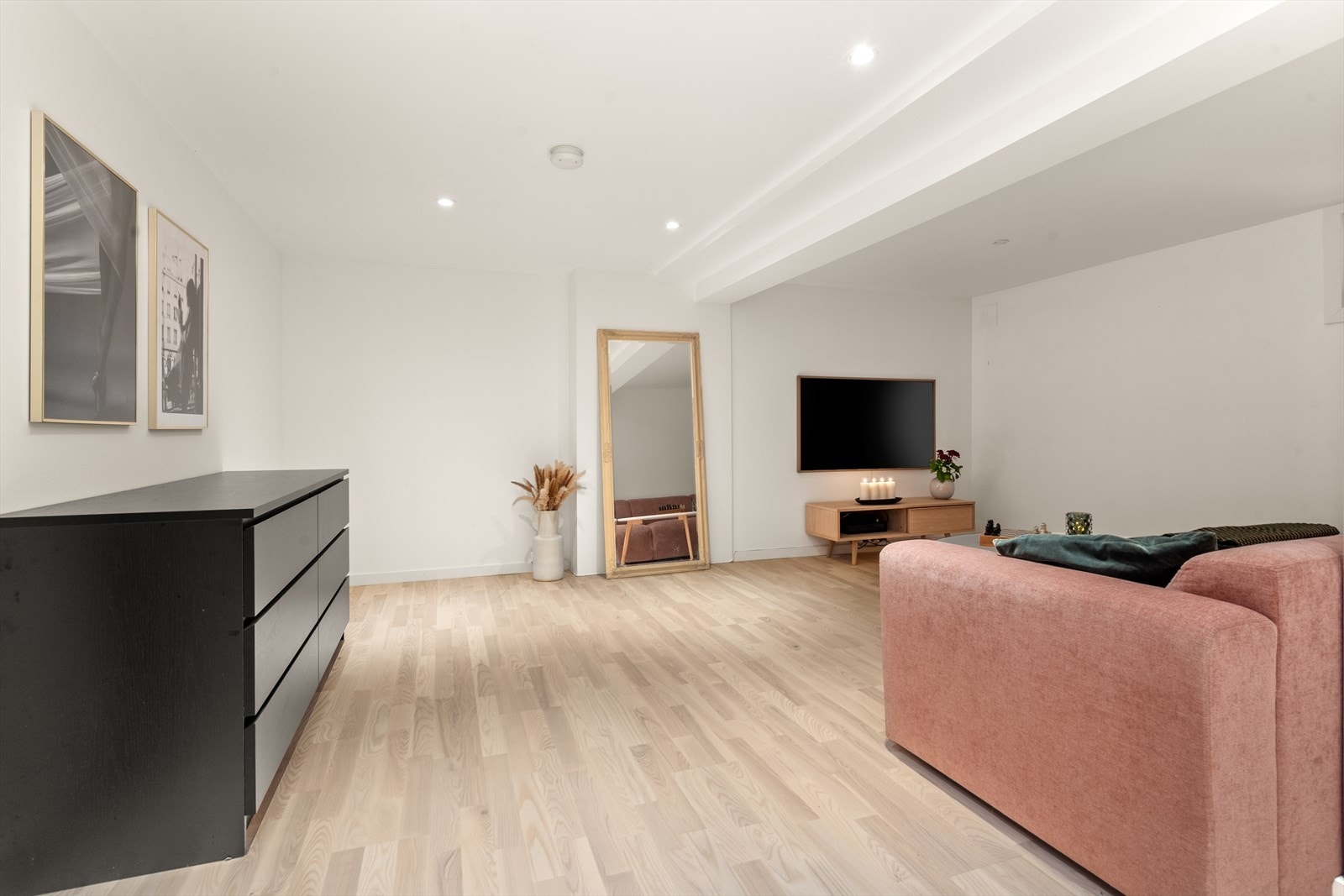 Romslig kjellerstue hvor man kan trekke seg litt tilbake hvis man ønsker det. Galleribilde