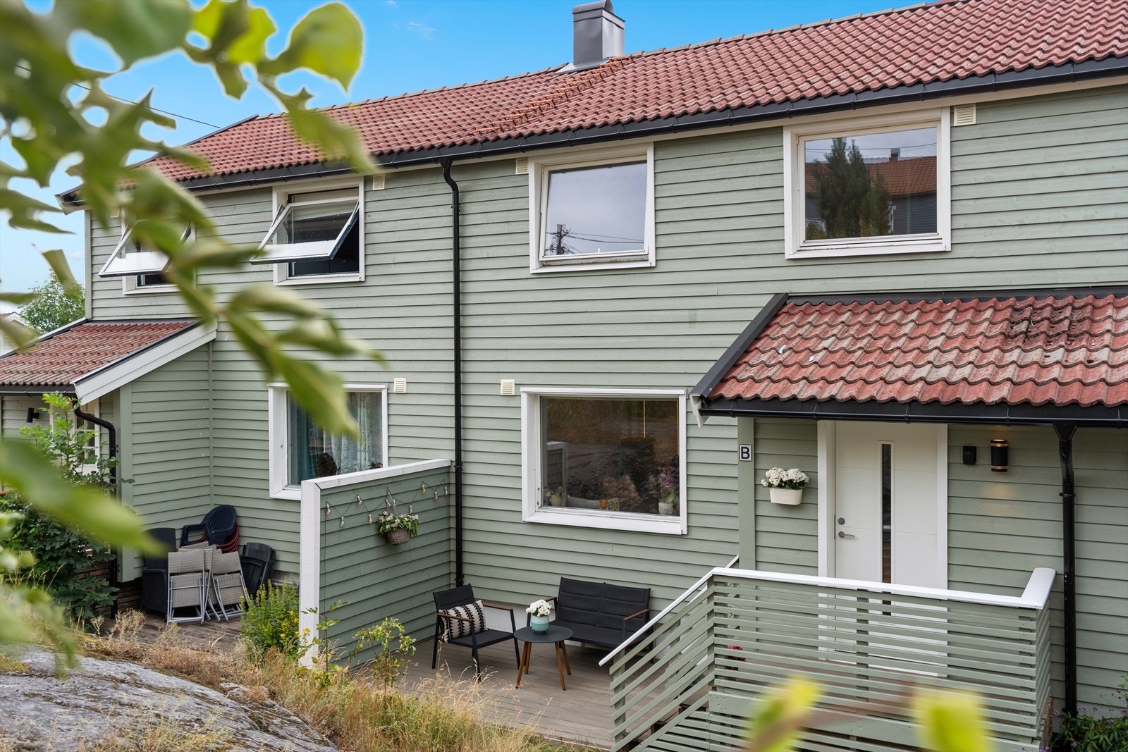 Velholdt inngangsparti med plass for sittegruppe - et innbydende førsteinntrykk. Galleribilde