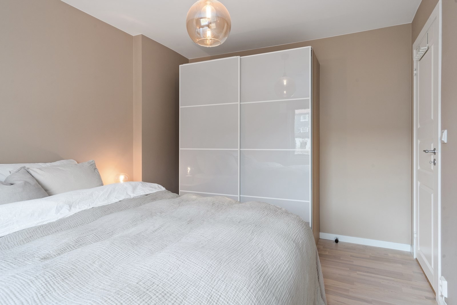 Soverommet har stor garderobe med skyvedører - praktisk og plassbesparende. Galleribilde