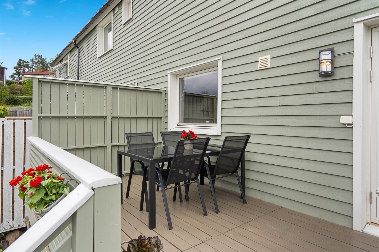 All kledning er skiftet ut i 2023 og det er tilleggsisolert med 100 mm. Terrassen er malt/beiset på begge sider. Galleribilde