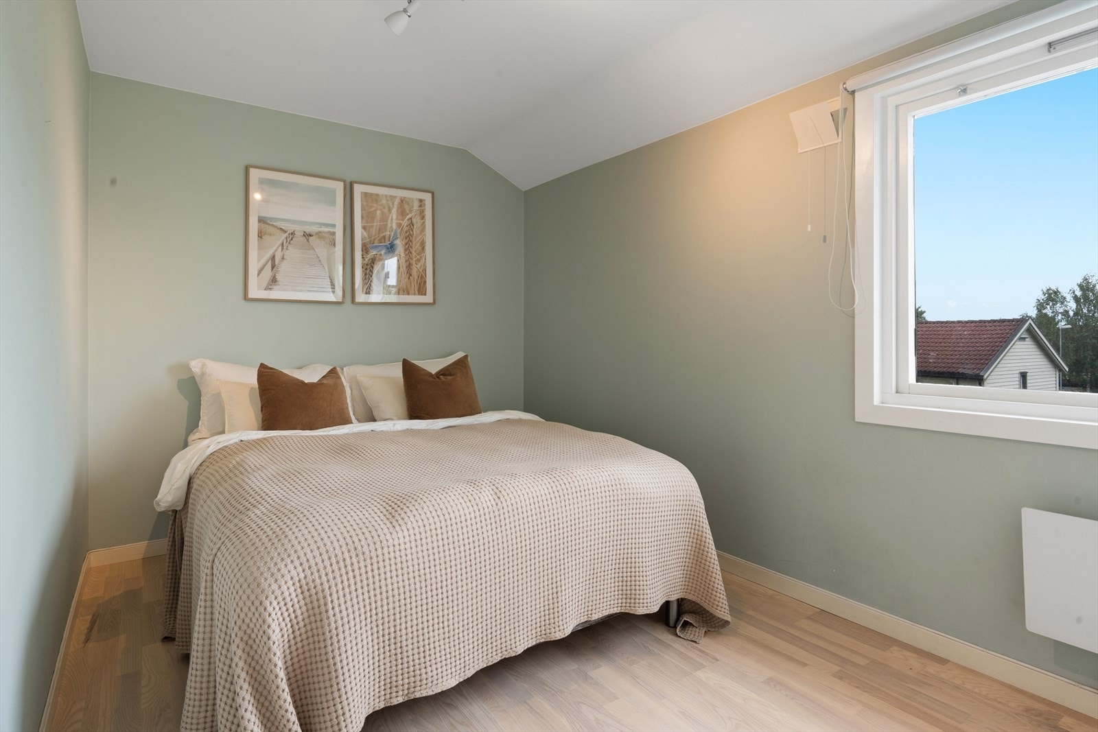 Soverom med lyse vegger og rom for både seng og oppbevaring. Galleribilde