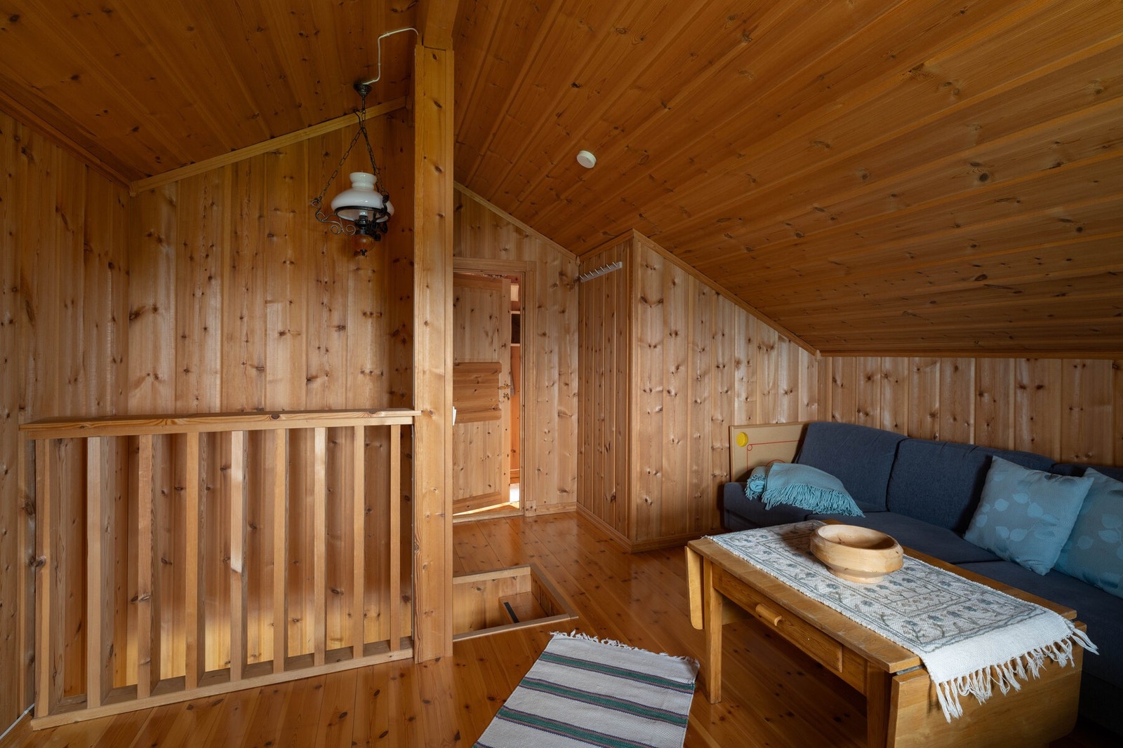 Loftsetasje med gulvareal på ca. 31kvm, det meste er målbart med god takhøyde. Galleribilde