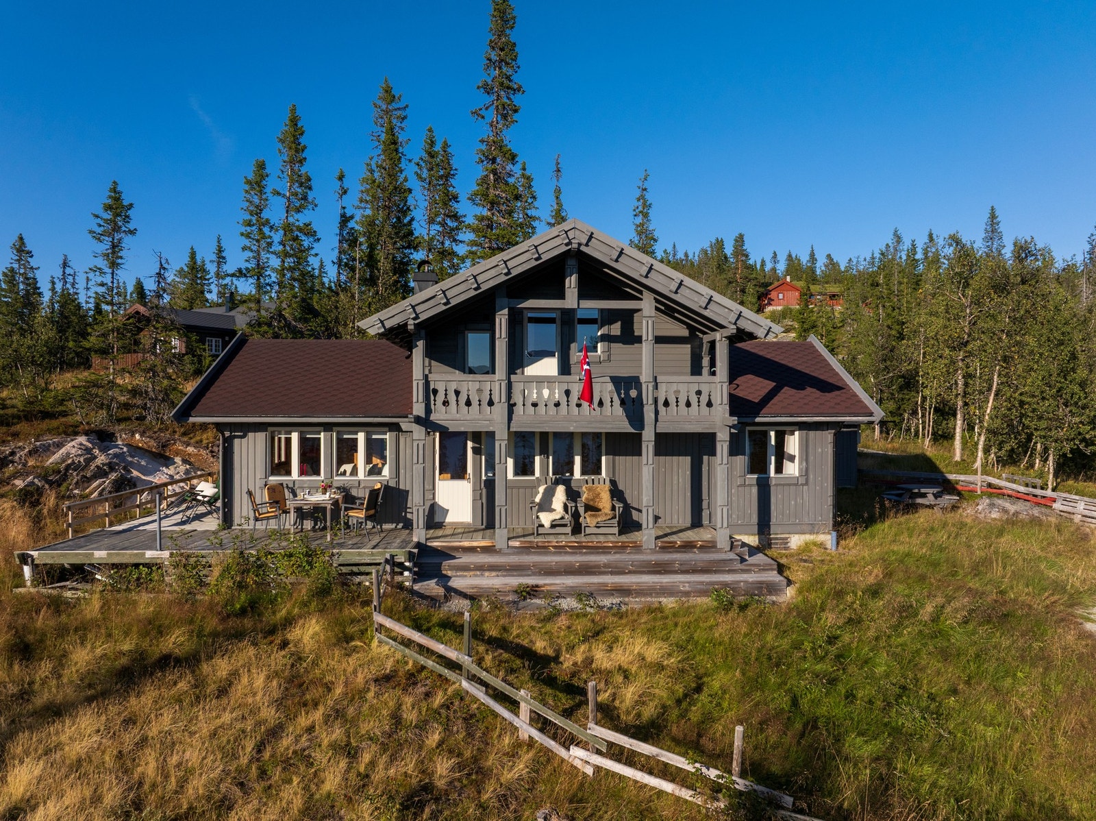 Eiendommen ligger åpent og solrikt i sørvestvendt helling ca. 880 m.o.h. med panoramautsikt utover Helgesetvatnet. Galleribilde