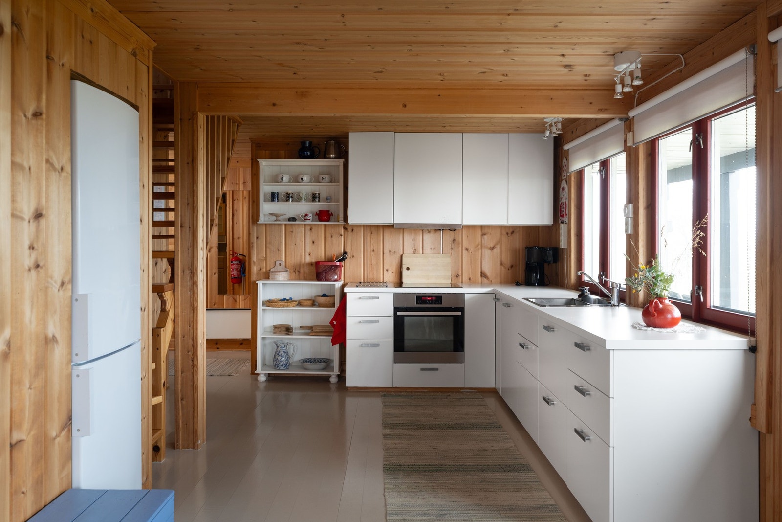 Kjøkkenet har innredning fra Ikea med godt med plass og integrerte hvitevarer. Galleribilde