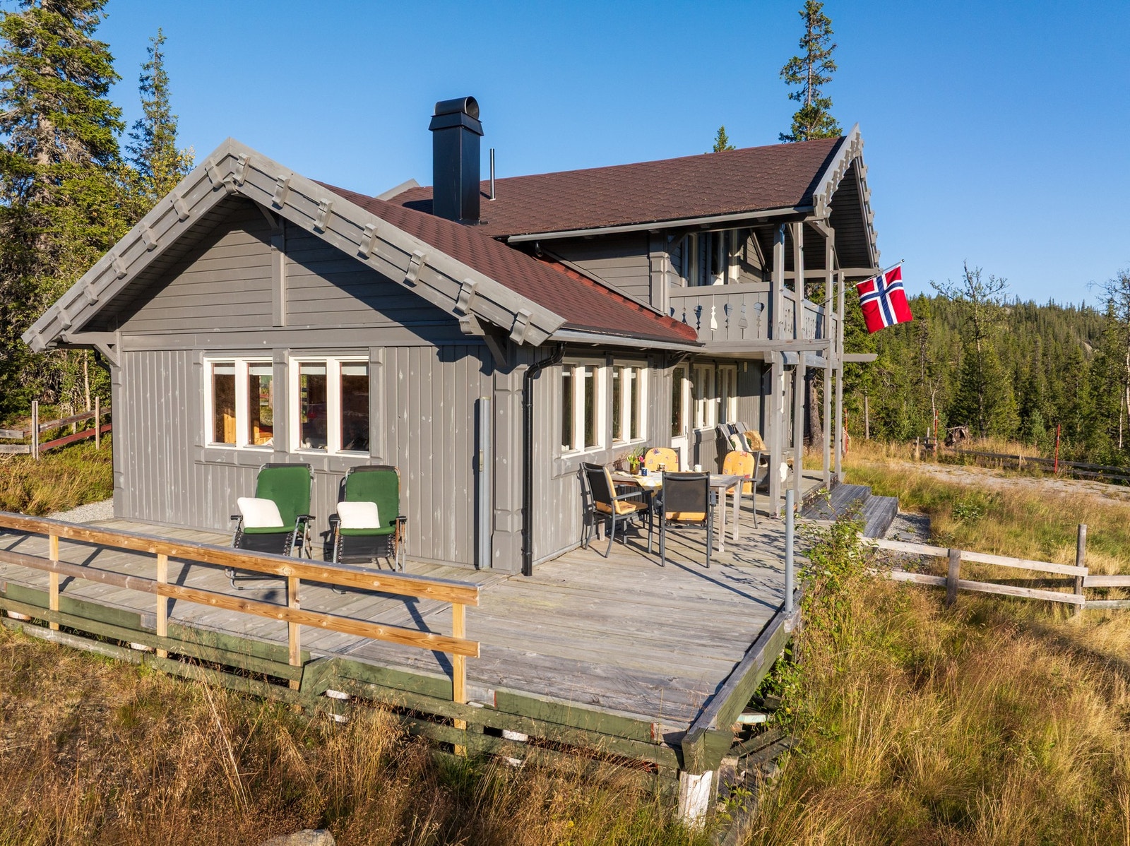 Terrasse på hele 38 kvm på to sider av hytta. Galleribilde