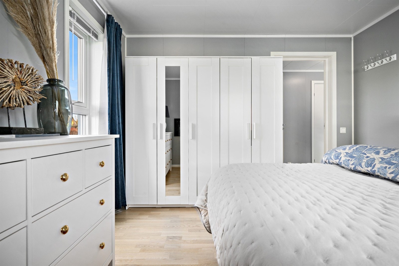 Soverommet har lune og behagelige fargetoner og god skapplass Galleribilde