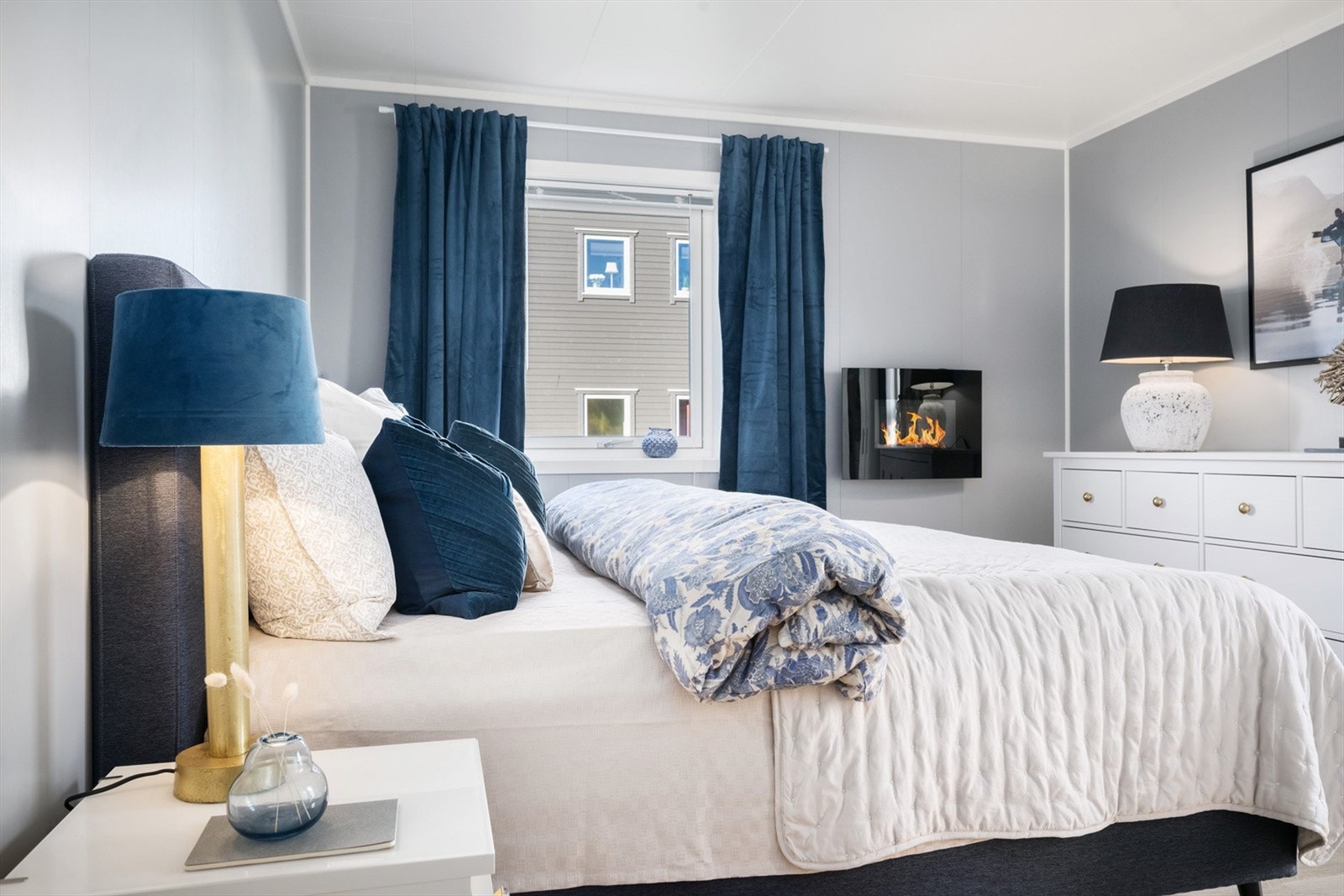 Soverom med god størrelse og plass til klesoppbevaring Galleribilde