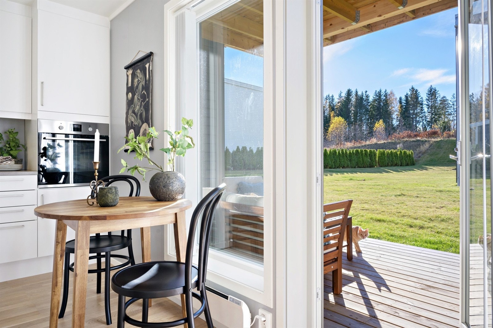 Kjøkkenet har utgang til markterrasse Galleribilde
