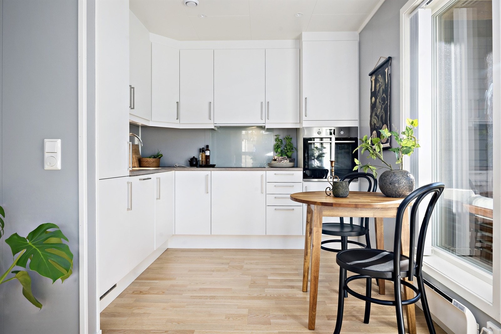 Tidløst og lyst kjøkken i vinkelløsning mot stuen Galleribilde