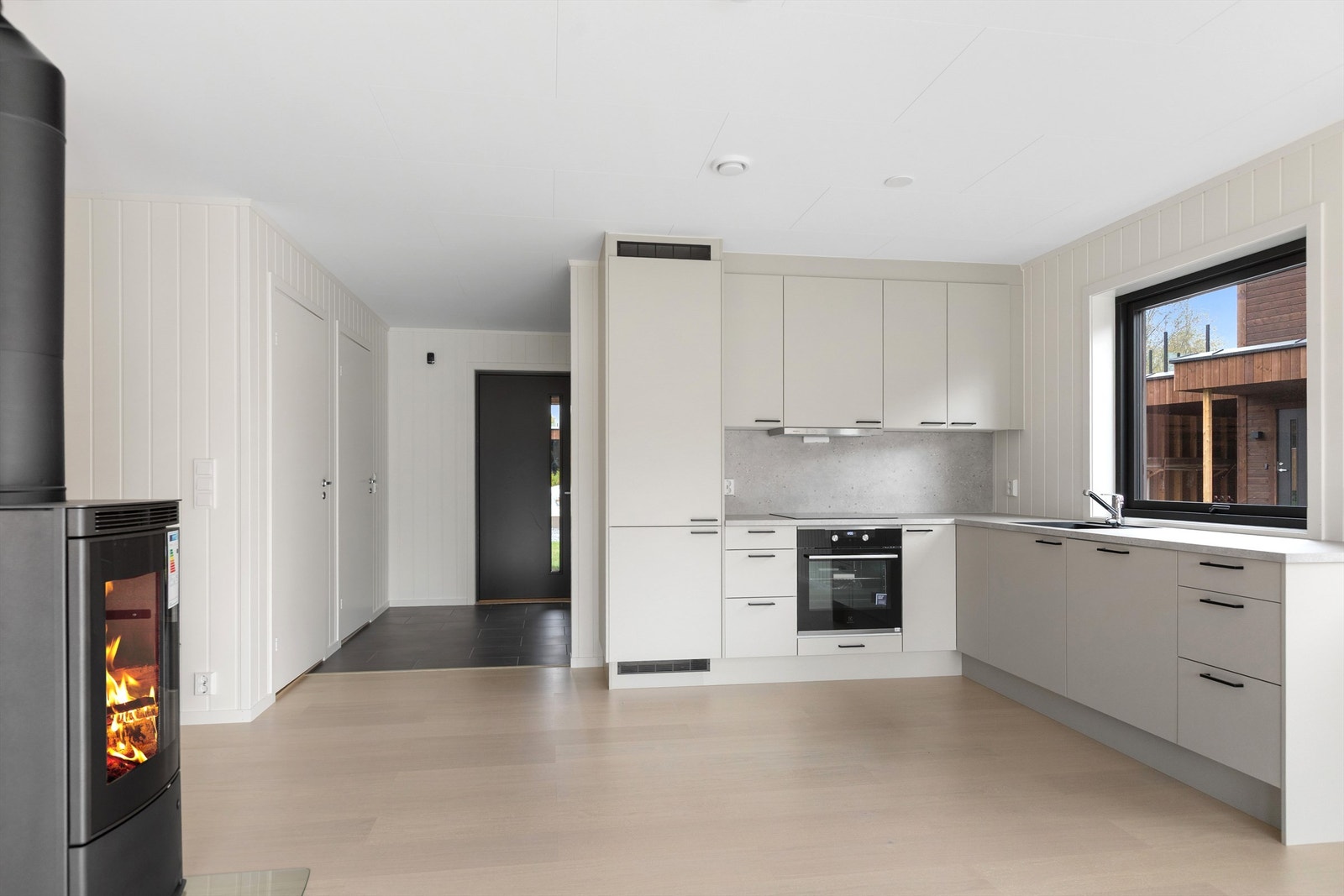 Kjøkkenet har innredning fra Sigdal med integrerte hvitevarer Galleribilde