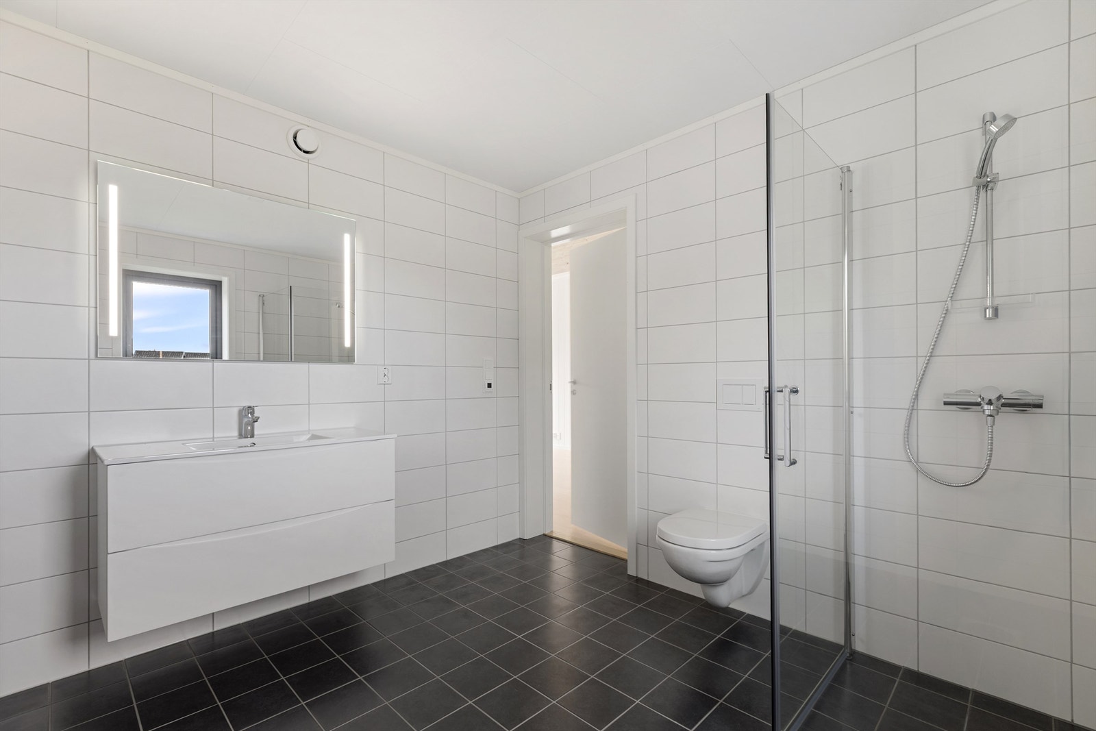 Bad i 2. etg. har fliser på vegger og gulv Galleribilde