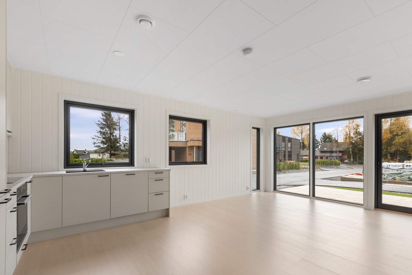 Kjøkken med god skap- og benkeplass Galleribilde