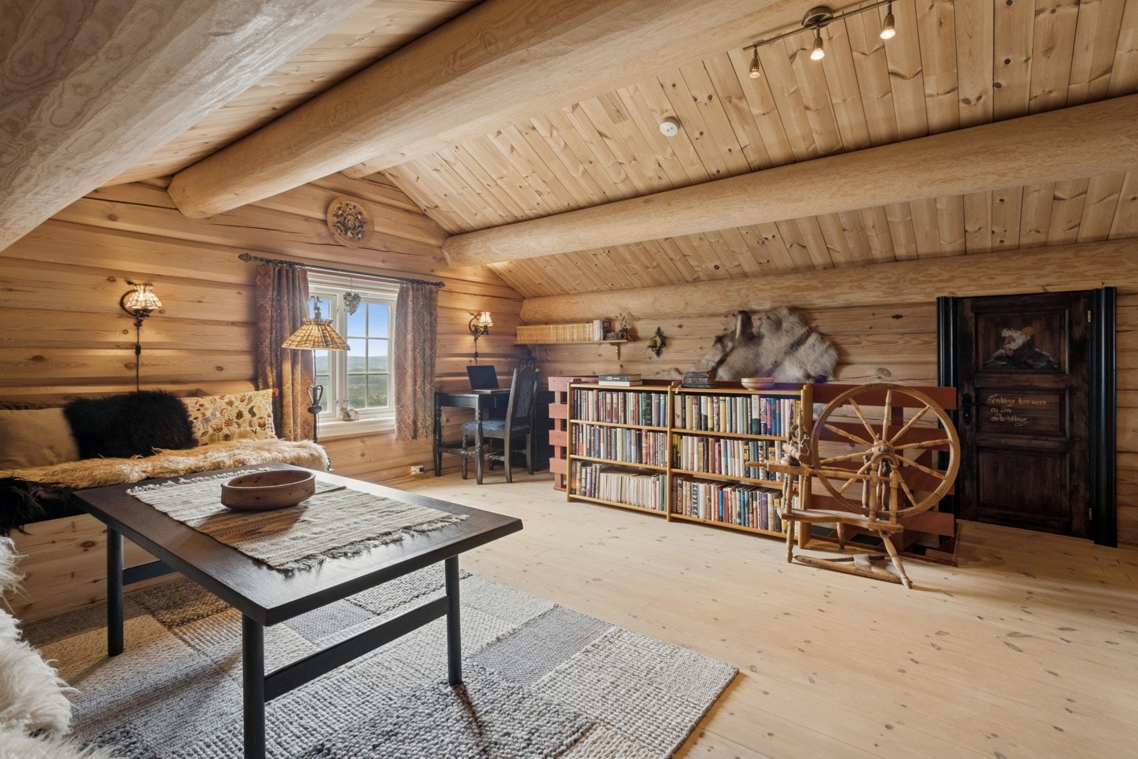 I hytta sin 2. etasje er det en romslig loftstue med god plass for både kontorpult, tv-stuedel el.l. Et perfekt sted for deg med barn og unge som ønsker sitt eget tilholdssted i hytta. Galleribilde