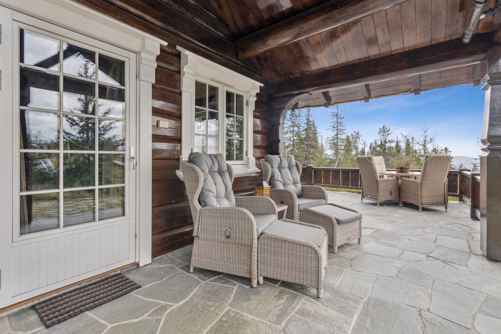 Utenfor stuen er det overbygd del mot sør Galleribilde